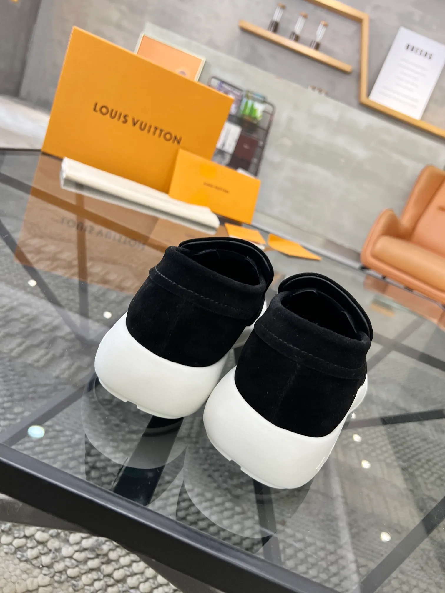 Factory price: 520💰 LV🔍Top purchasing agent🇮🇹 Road The most popular sneakers are available at the same time in the super popular sports shoe counters. The uppers are made of Italian original imported cowhide fabric. The classic and generous layout is a must-have for fashionistas. The complex craftsmanship is perfectly reproduced. The imported soft water-dyed cowhide lining is padded. The soles are: original soles specially provided by the factory. The exclusive foamed molded soles are super comfortable. The original factory follows the order. 🔍🔍High quality. You can go in and out of the counter at will. Welcome to compare. Size 39-45 (38 can be ordered)